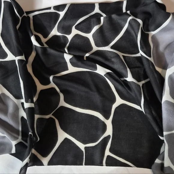 ​Ann Taylor Gray & Black Giraffe Print Scarf - Bold Animal Print Accessory - Picture 3 of 4